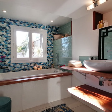 Salle de bain parentale donnant sur le jardin et la piscine