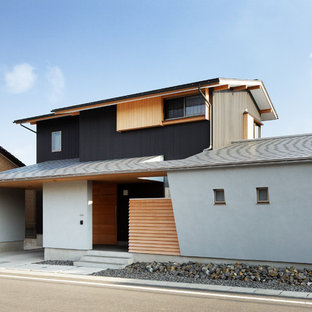 他の地域のアジアンスタイルのおしゃれな二階建ての家 (混合材サイディング、グレーの外壁、切妻屋根) の写真