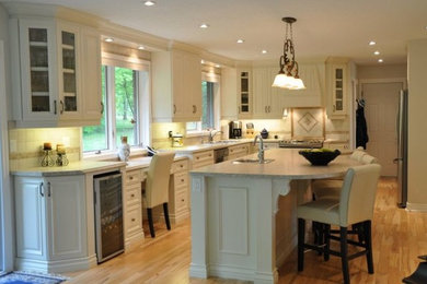 Example of a classic kitchen design in Toronto