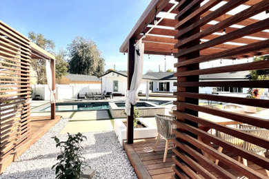 Transitional deck photo in Los Angeles