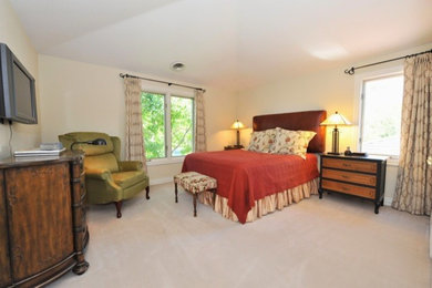 Foto de dormitorio tradicional de tamaño medio sin chimenea con moqueta