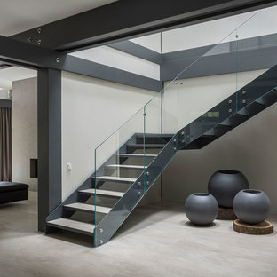 На фото: большие угловые лестницы в современном стиле с стеклянными перилами без подступенок
