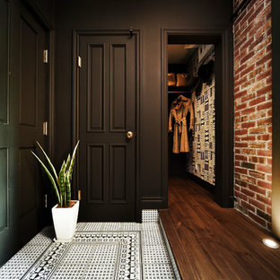 他の地域の片開きドアヴィクトリアン調のおしゃれな玄関 (茶色い壁、緑のドア) の写真