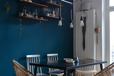 Mittelgroßes Nordisches Esszimmer mit blauer Wandfarbe, hellem Holzboden und beigem Boden in Köln