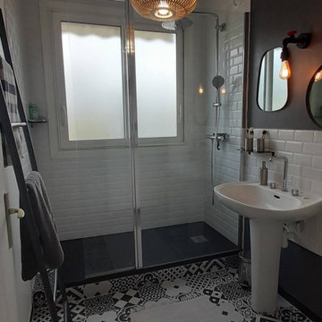Salle de douche dans un appartement tourangeau, petite mais de caractère !