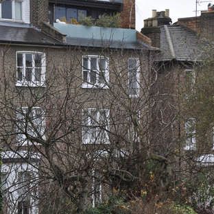 ロンドンのコンテンポラリースタイルのおしゃれな家の外観 (メタルサイディング、グレーの外壁) の写真