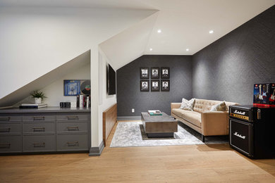 Kleines Klassisches Wohnzimmer mit grauer Wandfarbe, hellem Holzboden, TV-Wand und Tapetenwänden in Toronto