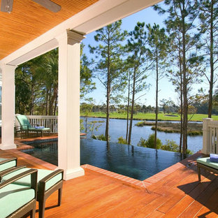 チャールストンの中サイズの長方形ビーチスタイルのおしゃれなプール (デッキ材舗装) の写真