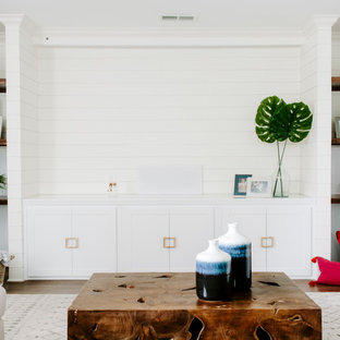 Exemple d'une grande salle de cinéma tendance fermée avec un mur blanc, un sol en bois peint, un écran de projection et un sol marron.