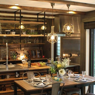 福岡のインダストリアルスタイルのLDKの画像 (茶色い壁、無垢フローリング、茶色い床)