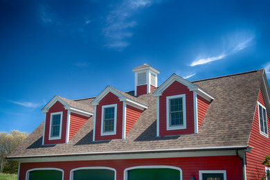 Diseño de fachada de casa roja clásica de tamaño medio de dos plantas con revestimiento de madera, tejado de un solo tendido y tejado de teja de madera