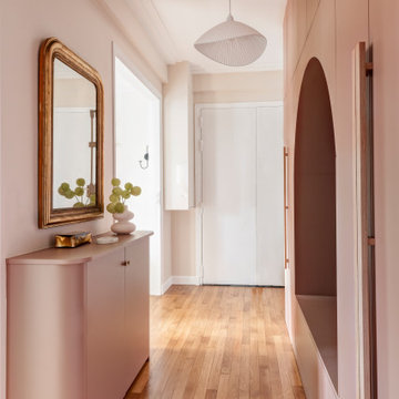 Entrée colorée avec banquette et rangements sur mesure