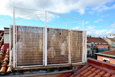 Imagen de terraza moderna de tamaño medio en azotea con pérgola