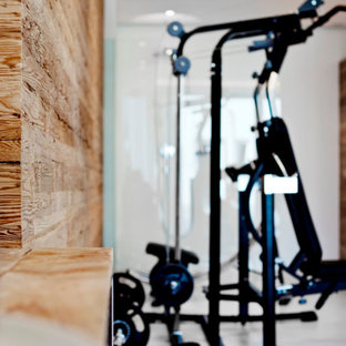 Ispirazione per una palestra multiuso di medie dimensioni con pareti marroni, pavimento in legno verniciato, pavimento marrone e soffitto ribassato