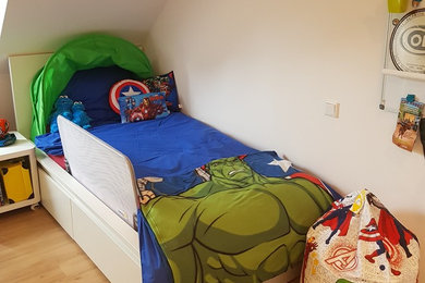 Mittelgroßes Jungszimmer mit weißer Wandfarbe, Vinylboden und braunem Boden in Düsseldorf