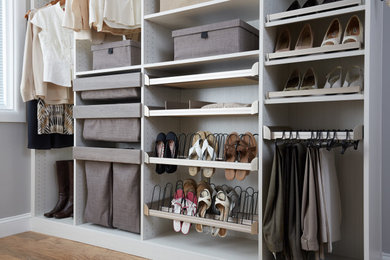 Example of a minimalist closet design in Orange County