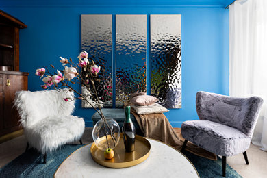 Réalisation d'un petit salon minimaliste fermé avec un mur bleu, sol en stratifié et un sol beige.
