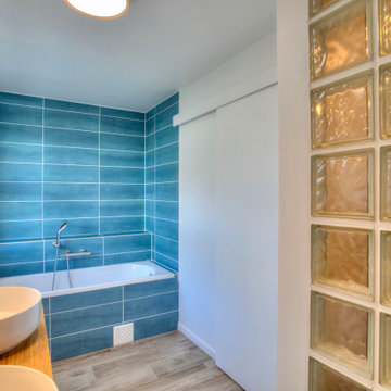 Une salle de bain bleu