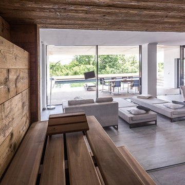 Rustikale Sauna im puristischen Ambiente