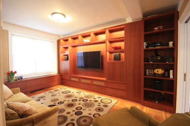 Example of a minimalist home theater design in New York