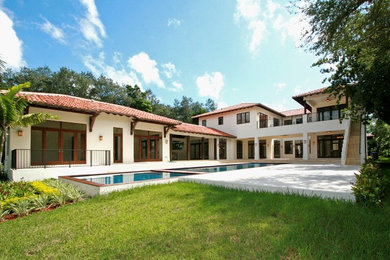 Tropical exterior home idea in Miami