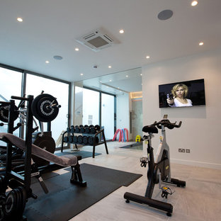 ロンドンの小さいコンテンポラリースタイルのおしゃれな多目的ジム (白い壁、セラミックタイルの床) の写真