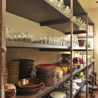 Mediterrane Küche mit offenen Schränken und Vorratsschrank in San Francisco