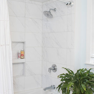 Ispirazione per una stanza da bagno padronale minimalista di medie dimensioni con ante a filo, ante blu, vasca da incasso, doccia aperta, WC monopezzo, piastrelle bianche, piastrelle in ceramica, pareti blu, pavimento con piastrelle in ceramica, lavabo sottopiano, top piastrellato, pavimento bianco e doccia con tenda