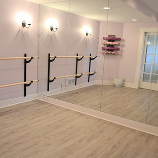 デトロイトの中サイズのカントリー風おしゃれなヨガスタジオ (紫の壁、クッションフロア) の写真