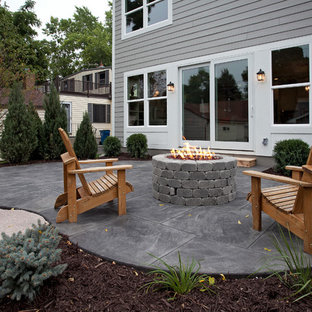 ミネアポリスの大きいトラディショナルスタイルのおしゃれなテラス・中庭 (ファイヤーピット、日よけなし、スタンプコンクリート舗装) の写真