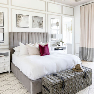 Großes Maritimes Hauptschlafzimmer mit weißer Wandfarbe, hellem Holzboden, beigem Boden, eingelassener Decke und Holzwänden in Phoenix