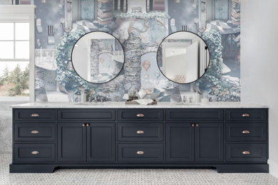 Foto de cuarto de baño principal, doble y de pie moderno grande con puertas de armario azules, suelo con mosaicos de baldosas, lavabo encastrado, encimera de mármol, suelo gris, encimeras grises y papel pintado