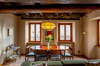 Idee per una sala da pranzo eclettica con pareti beige, pavimento beige, travi a vista e soffitto in legno