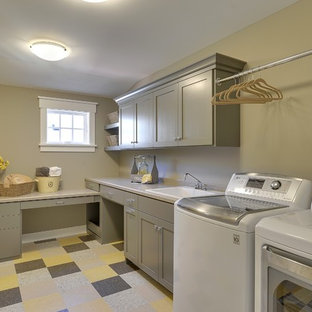 ミネアポリスのトラディショナルスタイルのおしゃれなランドリールーム (ドロップインシンク、マルチカラーの床) の写真