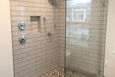 Example of a minimalist bathroom design in Kansas City