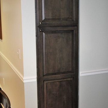 Starmark Kitchen in Maple Ridgeville w/ Decorative Edge in Slate w/ Ebony Glaze