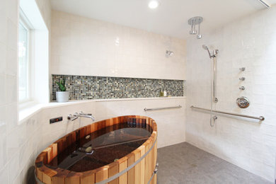 На фото: главная ванная комната среднего размера в стиле модернизм с плоскими фасадами, темными деревянными фасадами, отдельно стоящей ванной, душевой комнатой, унитазом-моноблоком, белой плиткой, керамической плиткой, белыми стенами, полом из керамической плитки, монолитной раковиной, столешницей из искусственного камня, серым полом, открытым душем, серой столешницей, нишей, тумбой под одну раковину и подвесной тумбой с