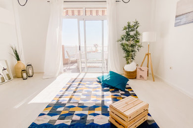 Diseño de salón abierto de tamaño medio con paredes blancas, suelo de madera clara, suelo beige y alfombra