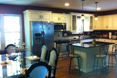 Inspiration for a timeless kitchen remodel in Cleveland