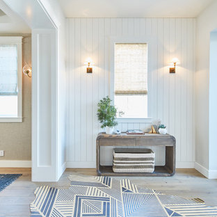 На фото: фойе в морском стиле с белыми стенами, светлым паркетным полом, голландской входной дверью, белой входной дверью и бежевым полом с