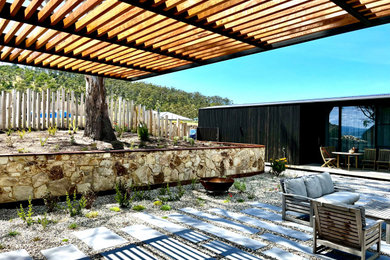 Diseño de patio mediterráneo de tamaño medio en patio con adoquines de hormigón y pérgola
