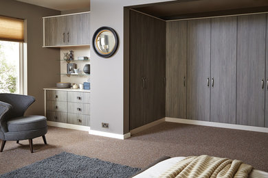 チェシャーにある広いコンテンポラリースタイルのおしゃれな主寝室 (ベージュの壁、カーペット敷き、ベージュの床) のレイアウト