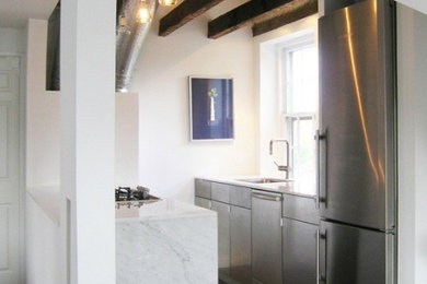 Eat-in kitchen - small modern u-shaped dark wood floor eat-in kitchen idea in DC Metro with an undermount sink, stainless steel appliances and no island