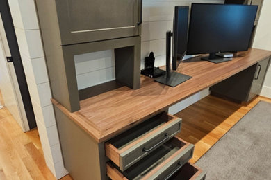 Example of a trendy home office design in Chicago