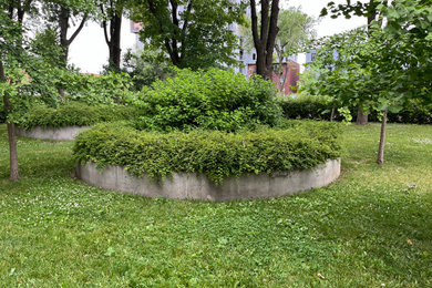 Inspiration for a courtyard landscaping in Montreal for summer.