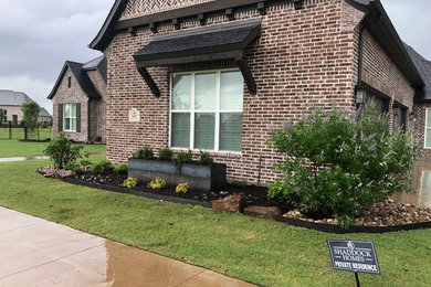 Inspiration for a rustic drought-tolerant and full sun front yard gravel garden path in Dallas for spring.