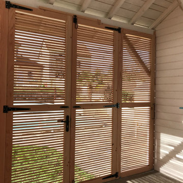 Cloisons persiennes en Douglas avec portes battantes et coulissantes