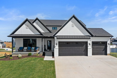 Farmhouse exterior home idea in Chicago