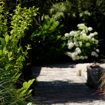 Weitläufiger Garten mit Mauern und Wegen aus Naturstein