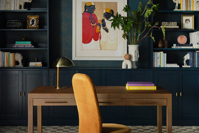 Imagen de despacho actual de tamaño medio sin chimenea con biblioteca, paredes azules, moqueta, escritorio independiente, suelo marrón, papel pintado y papel pintado